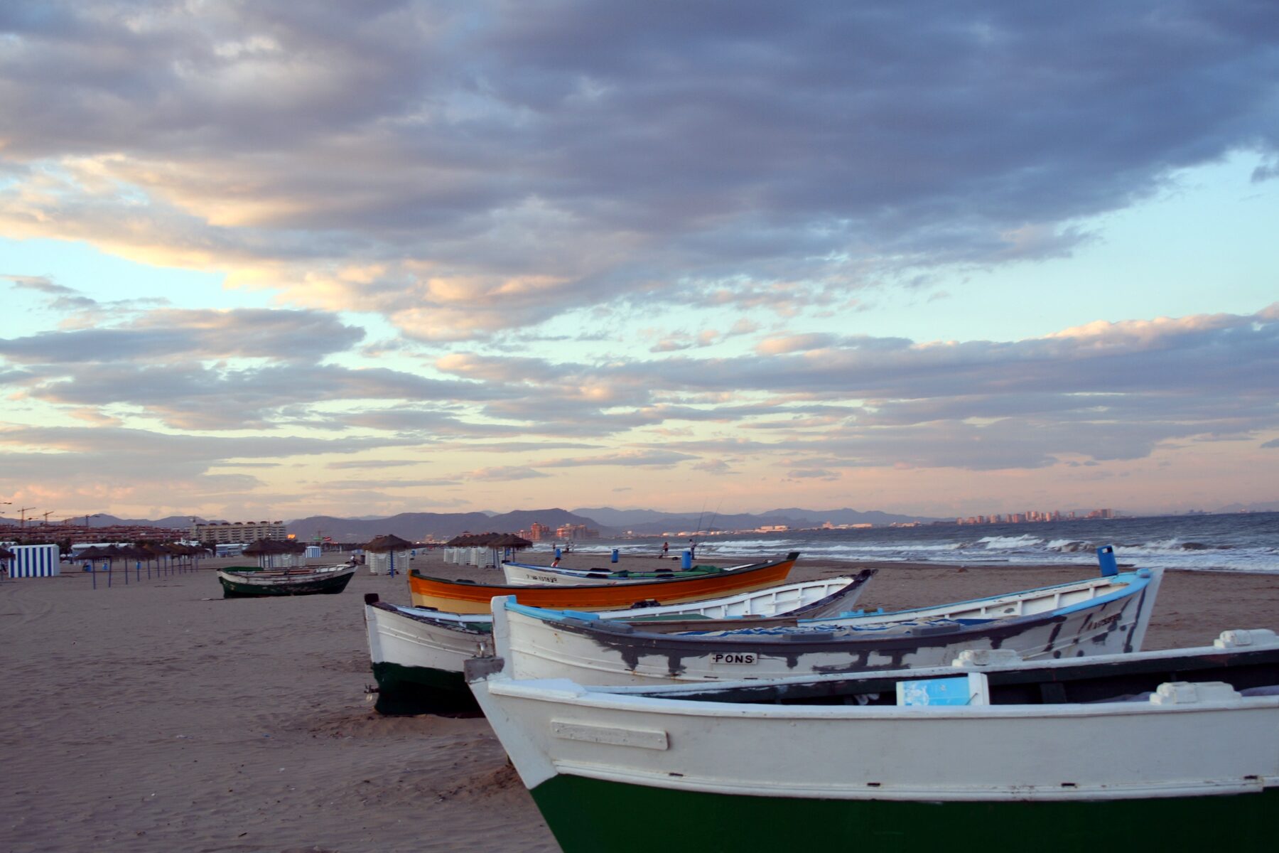 Barcas de pescadores en la playa, al atardecer