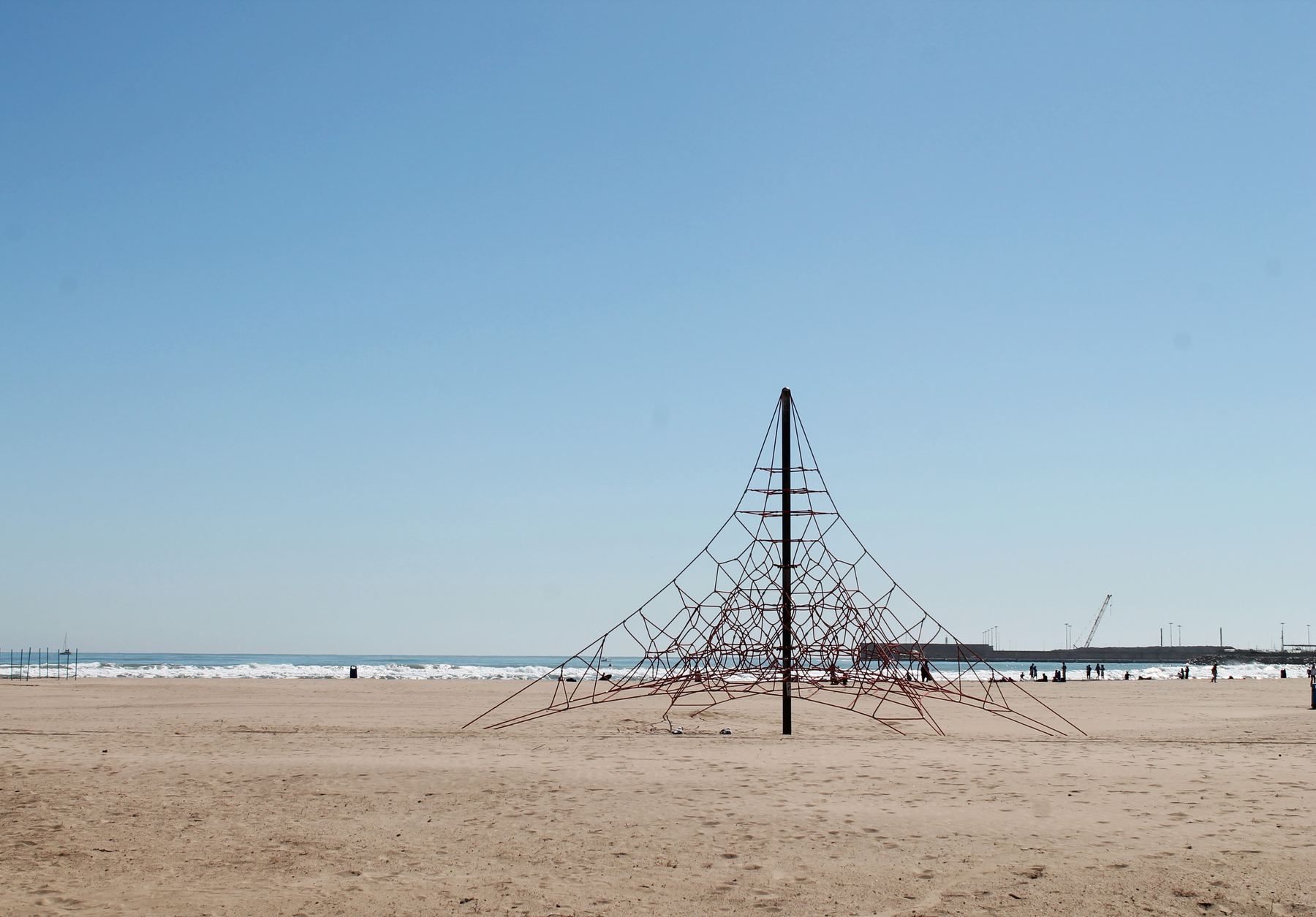 La playa, con el puerto al fondo